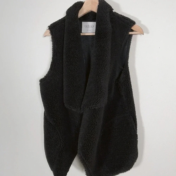 VELVET BY GRAHAM AND SPENCER | FAUX FUR BLACK REVERSIBLE VEST - Picture 4 of 14